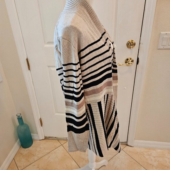 COPY - SweaterJacket.  What a sharp item of clothing.  Goes with lots of things. - Picture 2 of 4